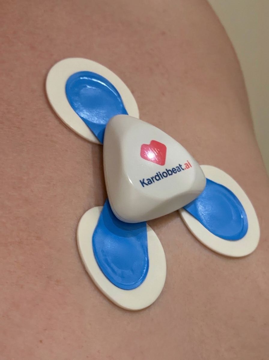 Enregistreur Holter Kardiobeat porté sur la poitrine